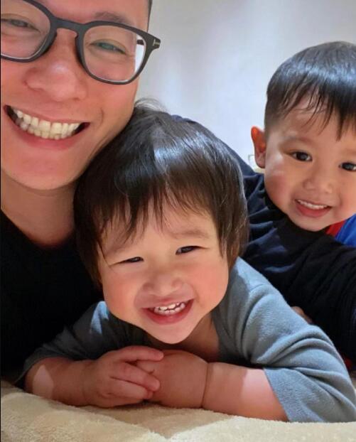 胡杏儿一家五口同框,三儿子齐亮相引关注,都是大头聪明相