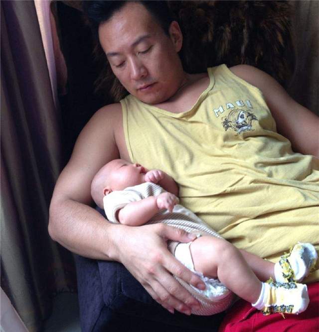 央视著名女主持丁克10年,40岁意外怀孕,如今夫妇俩成女儿奴