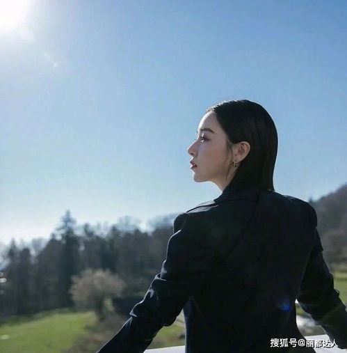 卡通人物穿西装头像阚清子