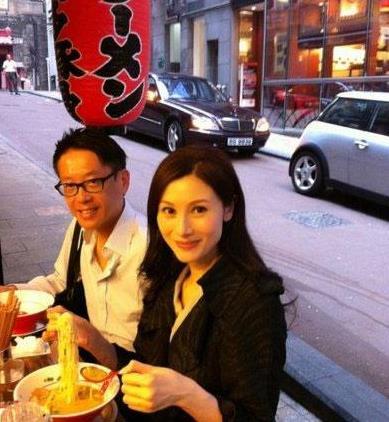 李嘉欣一家三口逛超市,素颜憔悴肚腩突出,但打扮的倒是很年轻