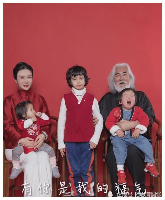 张纪中晒出全家古风照,自爆希望家人健康平安,一直在一起
