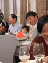 搞笑gif趣图妹子肯定没有男朋友,要不然怎么可能这样出门