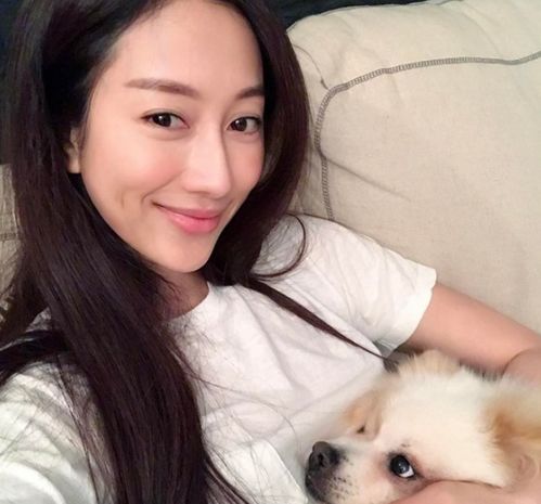 霍启文前女友当寺庙义工,穿麻衣仍气质出众,40岁未婚保养似少女