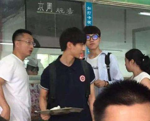 王俊凯学校食堂吃饭曝光,人品也是刚刚的
