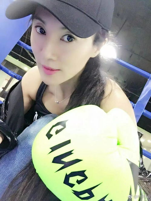 50岁辣妈容貌身材似少女,出门像儿子女朋友