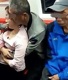 大爷和女子地铁内抱在一起,路人看见纷纷批评,真相让他们沉默