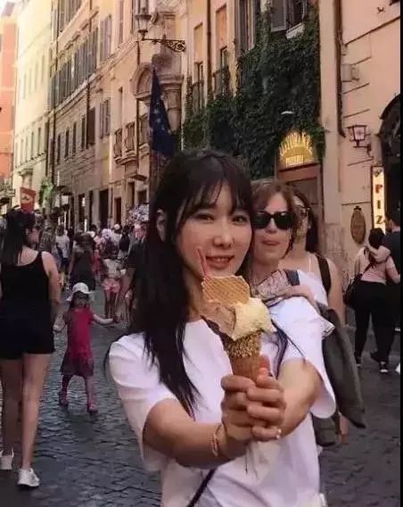50岁冻龄美女牙医,与女儿似姐妹,网友看完不淡定了