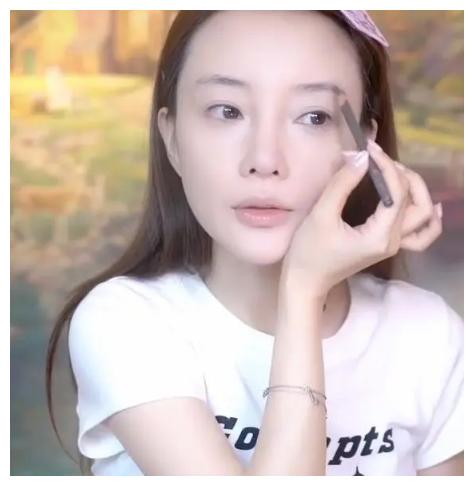 有复合倾向李小璐梳脏辫穿一家三口t恤晒照,漫画出自甜馨之手