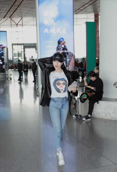 李菲儿真懂西装的奥义,皮款穿搭不显老,窈窕身材可真是藏不住