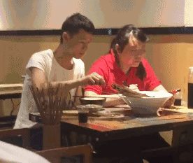 爆笑gif那么大了还用小猪佩奇当头像,真幼稚
