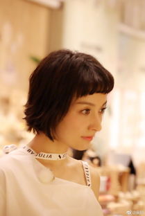 被无尾熊夫妇甜到炸后让我们来看看吴昕的潮人穿搭