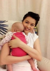 梁咏琪晒女儿连环萌照眼睛大大表情多多