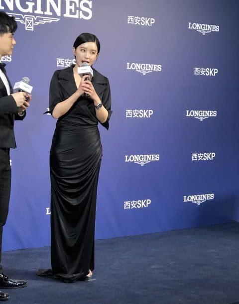 阚清子真敢穿,真空穿西装裙高开叉秀腿,黑化妆深沉大气
