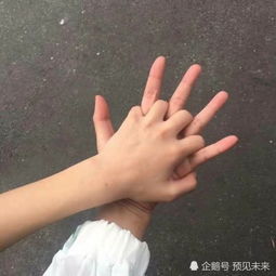 牵手情侣头像火了让我们手牵手,头对头,爱情甜蜜到白头