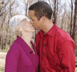 男子与九旬老太结婚,看到老太的女儿后网友都不淡定了