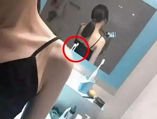 爆笑gif舍友的女朋友出差发回来一张自拍,我们看完直接劝他分手