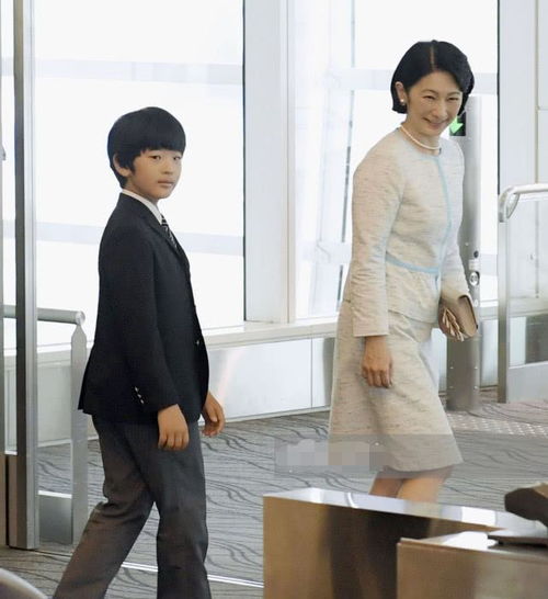 日本皇室独苗13岁小王子访问不丹穿西装亮相有点萌,没有巴伦帅