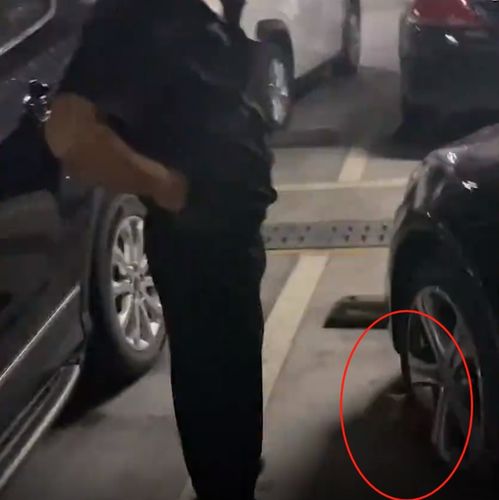 男子买三个车位,斜跨自己的两个车位停车被投诉,遭物业锁车贴条