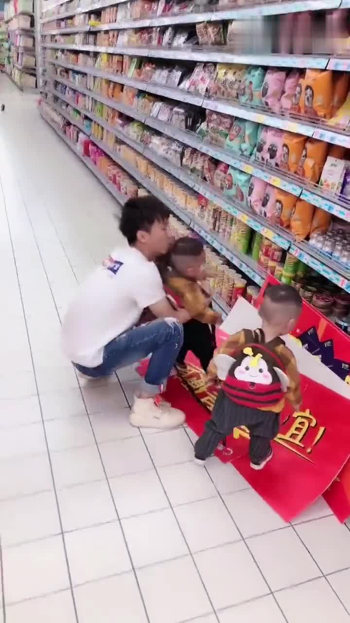 三胞胎逛超市,看宝爸无奈的表情搞笑了