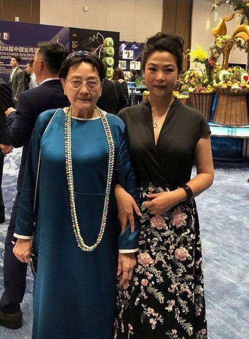 网友晒王晓棠合影,87岁还这么漂亮,全身上下都散发优雅气质
