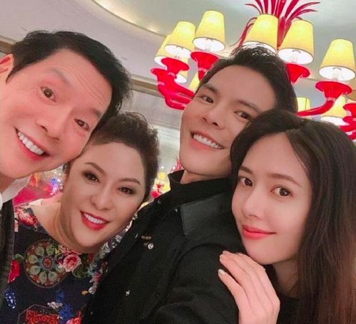 梁安琪陈岚昔日同框,赌王四太五官舒展气场强,向太笑容显拘谨