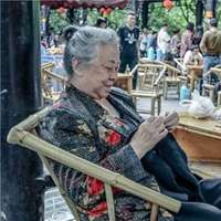 织毛衣的老太太头像