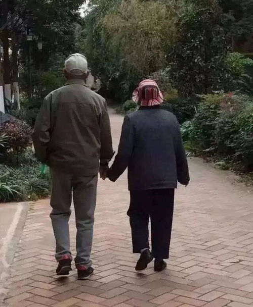 二婚15年,65岁老人感慨一场大病才知道人到底该不该找老伴