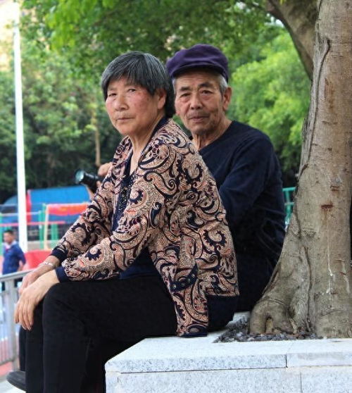 65岁老人哭诉这辈子最愚蠢的事,就是去儿子家和亲家母一块过年