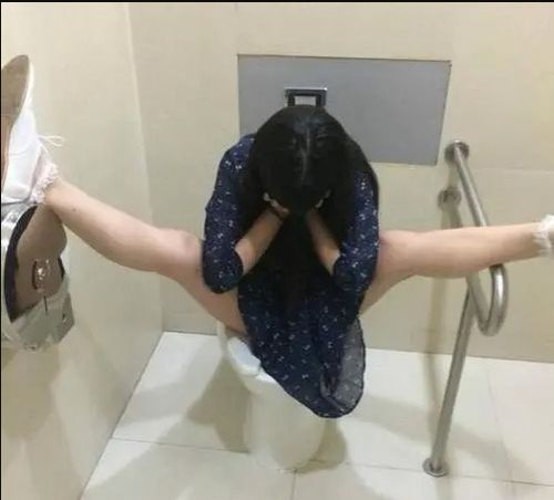 搞笑gif段子妹子,这可是公众场合,你这样劈腿不尴尬吗