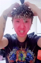 搞笑gif妹子,你们也太会自拍了吧,表情是认真的吗