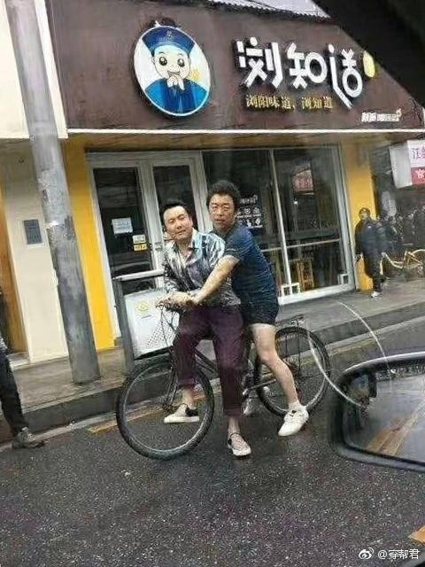 沈腾坐黄渤自行车前杠秀恩爱,渤哥累得表情狰狞,网友喊话徐峥