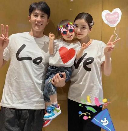 父亲是老戏骨,继母是知名演员,心疼离异的母亲,晚年仍孤身一人