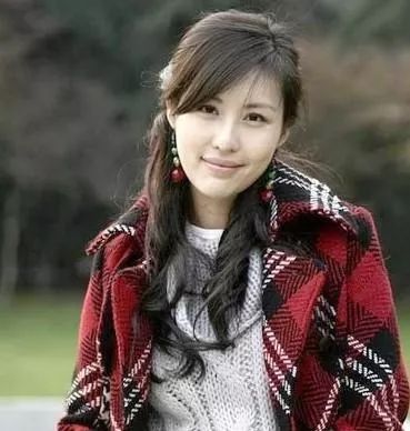 六十八岁娶小30岁女星当老婆,一年退休金上千万,称为中国第一狂人