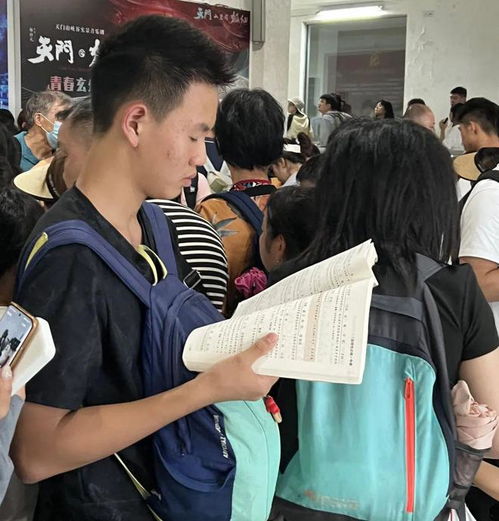 暑假的热门景点里,挤满了想不开的中年人