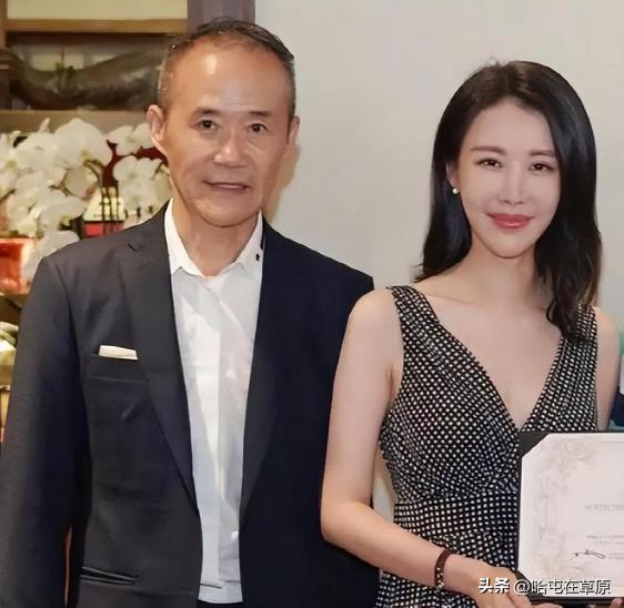 王石与小30岁娇妻合拍大片,同框父女,强如王石也被拿捏的稳稳