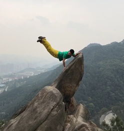 惊险一幕男子摆造型拍照不慎手滑坠落山崖