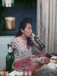 搞笑gif段子看妹子这喝酒的表情,我就知道遇到对手了