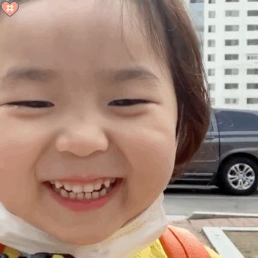 求问这个表情包小孩是谁