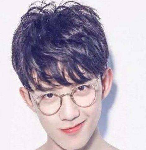 男星戴眼镜照片蔡徐坤和鹿晗显学生气,张艺兴气质显成熟