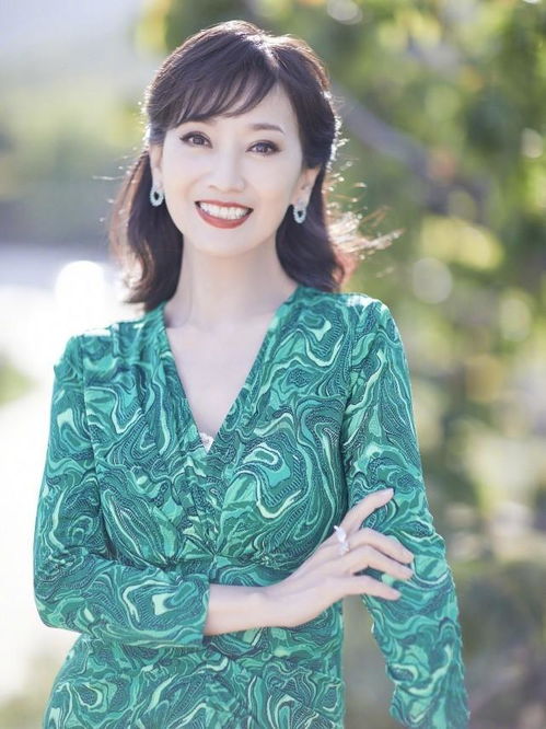 赵雅芝是优雅女人的代表,穿绿色扎染长裙也不花哨,反而很高贵