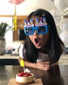 林熙蕾为大女儿庆祝8岁生日一家四口搞怪表情合影很温馨