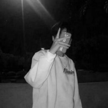 伤感颓废男生头像黑白,原来孤单的还是自己