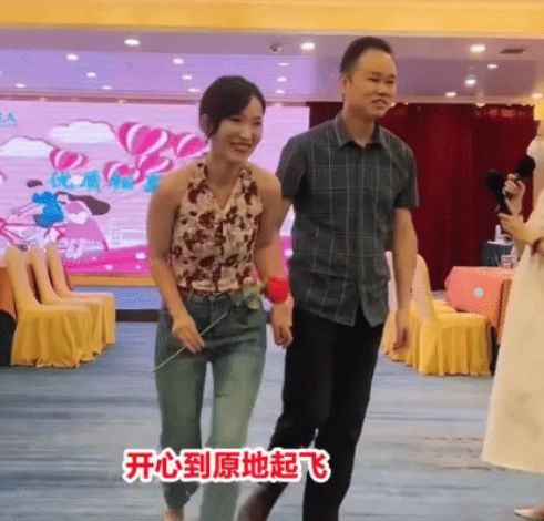 95年女孩相亲,打扮性感成熟无人敢选,却被中年大叔成功牵手