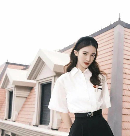 金晨穿搭真养眼红白撞色伞形连衣裙精致减龄,大波浪时髦又高级