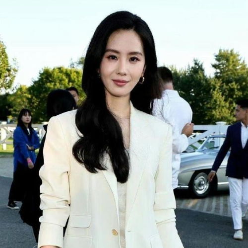 中韩女星时装周同框郑秀晶太垮,刘诗诗全靠气质,40岁朱珠赢麻