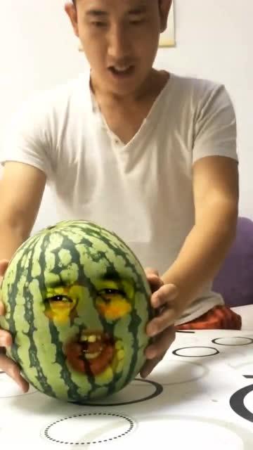 给西瓜配上人脸表情,画面太有趣了看完不许笑