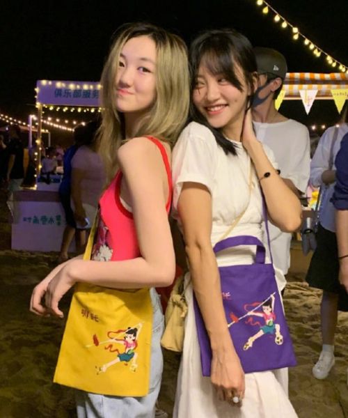 14岁李嫣换新头像,染黑头发穿长裙扮成熟,有妈妈王菲的神韵吗