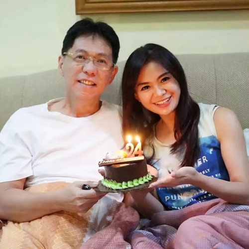 50岁冻龄阿姨,性感完爆20岁少女,跟儿子合影就像情侣