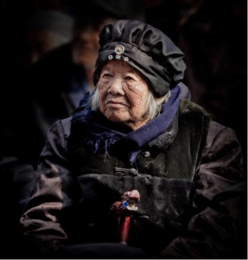 男子给去世老人抬棺,回来后掏出一个包裹,全家人睡不安宁