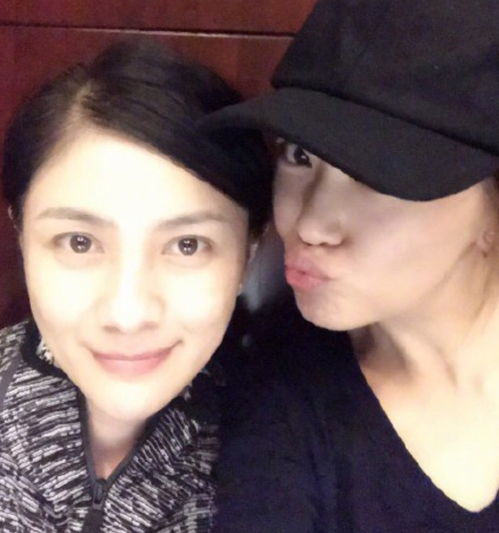 应采儿晒妈妈团合影,胡可惊喜出镜,吴尊老婆依然不露真容